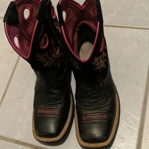 Black/pink Ariat women's fat babies